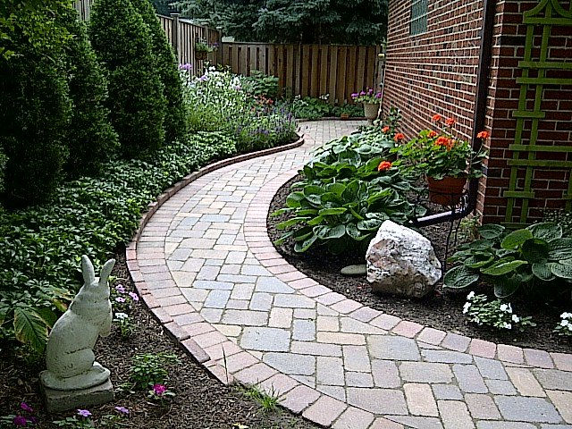 Daisy Landscape - Pavers